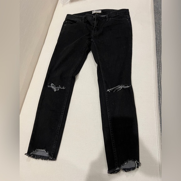 FREE PEOPLE Women Distressed black capri jeans, size 28 Preowned - Picture 1 of 8